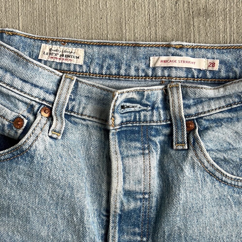 Levi’s premium Ribcage Straight Jeans, light wash, size 28